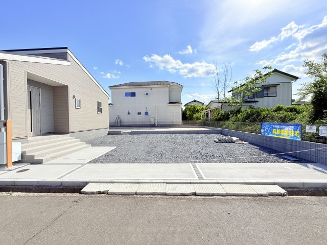 小美玉市納場第5　新築戸建　の駐車場|カースペース並列2～3台可能♪庭付き！