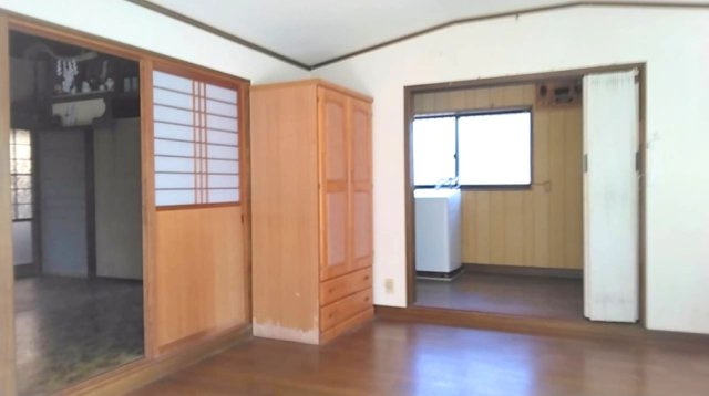 南房総市和田町中三原　２階建ての洋室|1階室内