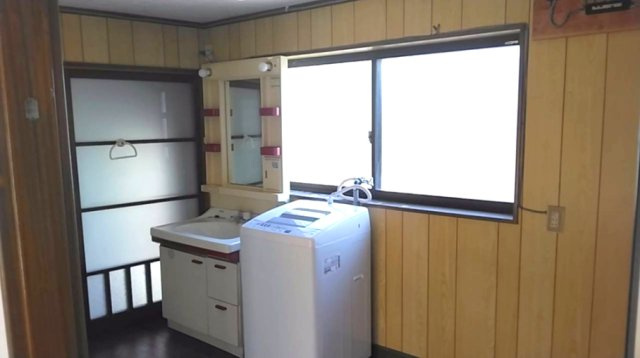 南房総市和田町中三原　２階建ての洗面所