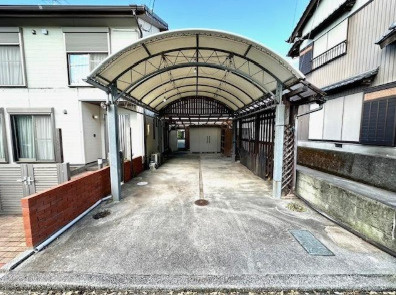 【大型2世帯住宅】香南市吉川町吉原　中古一戸建ての駐車場|愛車を守るカーポート付き。ゆとりの駐車スペース。