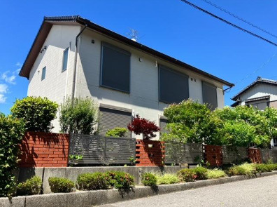【大型2世帯住宅】香南市吉川町吉原　中古一戸建ての外観|四季を感じる豊かな植栽に囲まれた住まい。