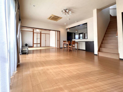 【大型2世帯住宅】香南市吉川町吉原　中古一戸建ての居間・リビング|家族が集う、陽光あふれる開放的なLDK。