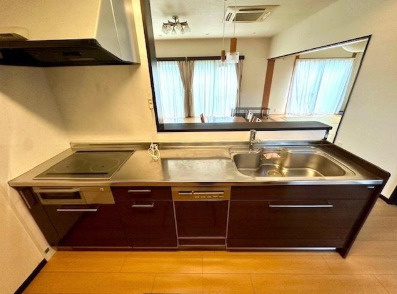 【大型2世帯住宅】香南市吉川町吉原　中古一戸建てのキッチン|会話が弾む対面式。家事がスムーズなシステムキッチン。