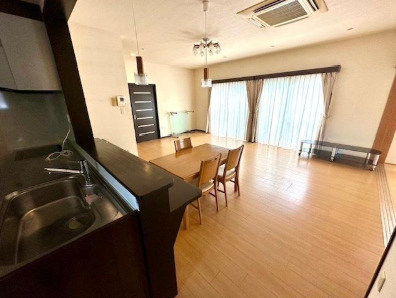【大型2世帯住宅】香南市吉川町吉原　中古一戸建ての居間・リビング|落ち着きのあるダイニング。毎日の食卓を豊かに。