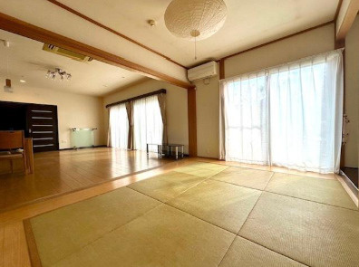 【大型2世帯住宅】香南市吉川町吉原　中古一戸建ての和室|ゴロンと寝転べる、心地よい陽だまりの和空間。