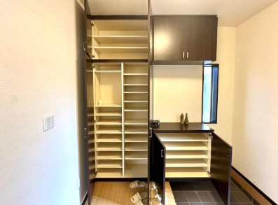 【大型2世帯住宅】香南市吉川町吉原　中古一戸建ての収納|家族全員分をしっかり収める、大型玄関収納。