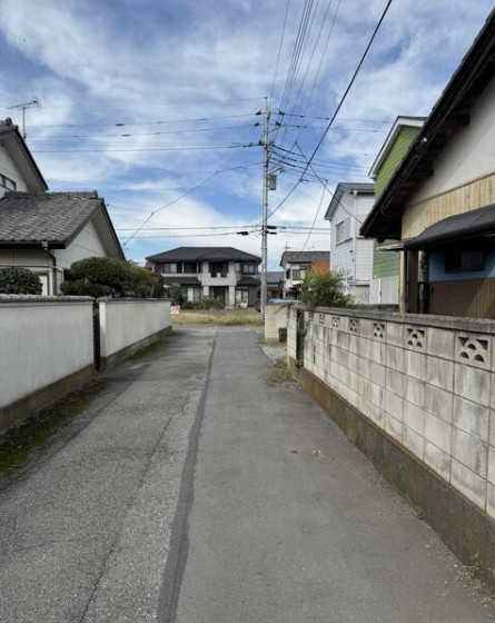伊勢崎市 茂呂町２丁目（新伊勢崎駅） 住宅用地の前面道路含む現地写真