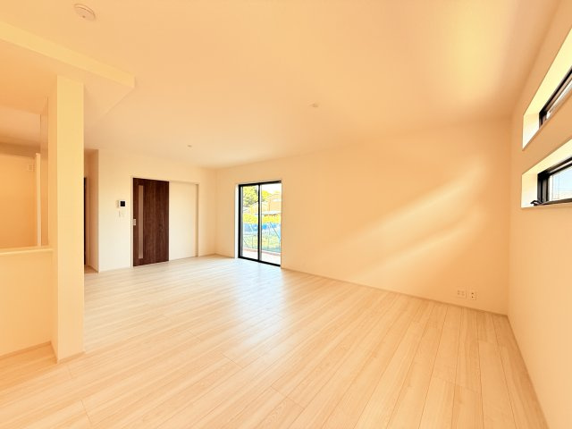 石岡市府中2期　新築戸建の居間・リビング|家具や小物を合わせやすいシンプルデザイン♪
広さや日当たりなど、写真では伝えきれない部分を現地で確認してみませんか？