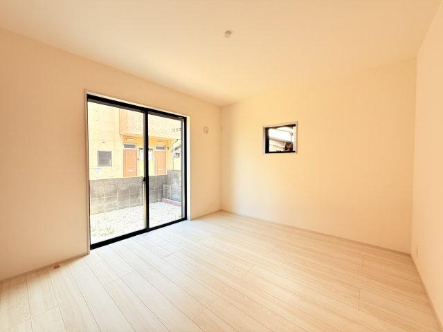 石岡市府中2期　新築戸建の洋室|家具や小物を合わせやすいシンプルデザイン♪
広さや日当たりなど、写真では伝えきれない部分を現地で確認してみませんか？