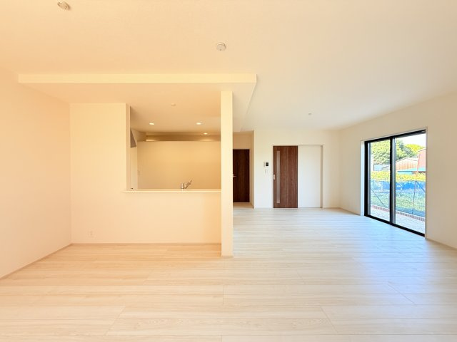 石岡市府中2期　新築戸建の居間・リビング|広々としたＬＤＫ♪
家具を置いても窮屈感を感じず過ごせます。