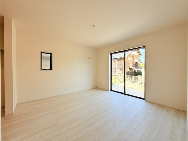 第2石岡市茨城　新築戸建の洋室|家具や小物を合わせやすいシンプルデザイン♪
広さや日当たりなど、写真では伝えきれない部分を現地で確認してみませんか？