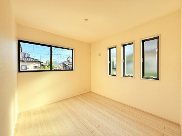 第2石岡市茨城　新築戸建の洋室|家具や小物を合わせやすいシンプルデザイン♪
広さや日当たりなど、写真では伝えきれない部分を現地で確認してみませんか？