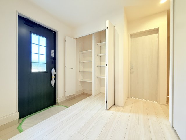 第2石岡市茨城　新築戸建の玄関|靴をまとめて保管できるシューズボックス。綺麗に整頓された玄関で来客者を気持ちよく招きませんか？
