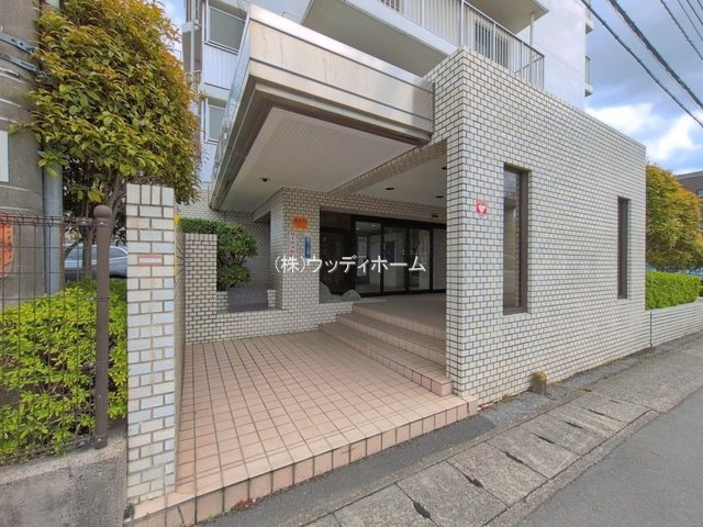 ハイツ越谷　中古マンションのエントランス