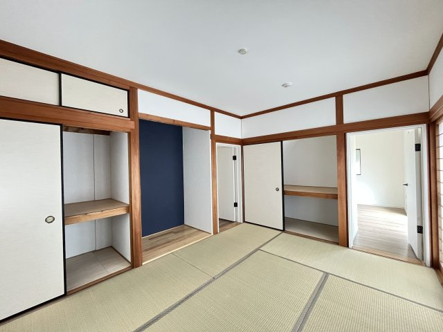 「リノベでキレイ」高知市瀬戸西町3丁目　中古一戸建ての和室|1階和室は、来客用やお子様の遊び場としても活躍する落ち着きの空間。押し入れもありまる◎