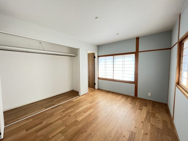 「リノベでキレイ」高知市瀬戸西町3丁目　中古一戸建ての洋室|明るい陽射しが差し込む洋室。大きなクローゼットがあります♪