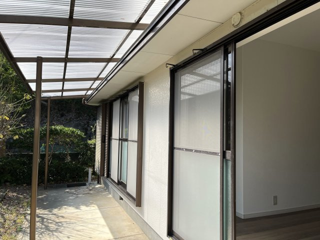 「リノベでキレイ」高知市瀬戸西町3丁目　中古一戸建てのその他|屋根付きテラスで雨の日も安心。お洗濯やくつろぎスペースとしても便利です。」