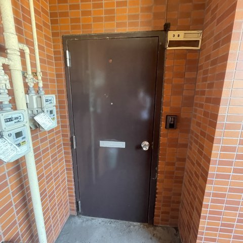 東光マンションの玄関
