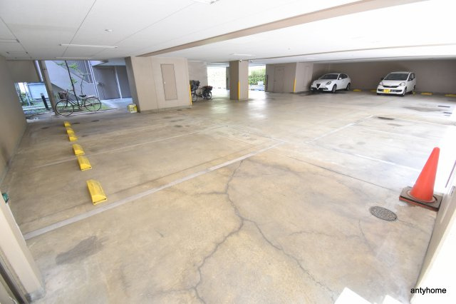 CASSIA江坂　仲介手数料無料の駐車場