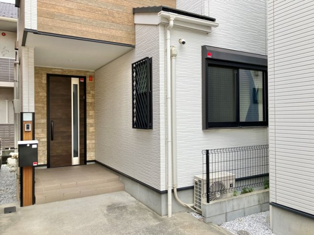 新吉田東戸建のエントランス