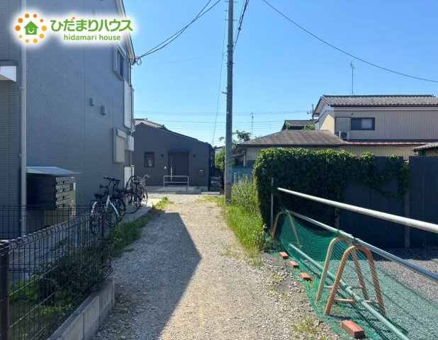 野田市上花輪　中古戸建　平屋　令和4年築　の前面道路含む現地写真|前面道路は4ｍの私道です♪　道路使用の為の承諾書がしっかりございますので、トラブルの心配は御座いません♪
