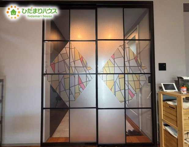 野田市上花輪　中古戸建　平屋　令和4年築　の玄関|玄関とリビングの境にはオシャレなガラス戸がございます♪