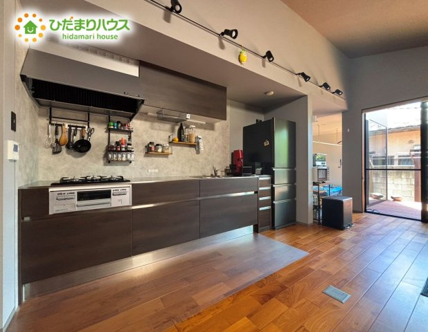 野田市上花輪　中古戸建　平屋　令和4年築　のキッチン|キッチン上部にはレール型のオシャレなスポットライトがございます♪