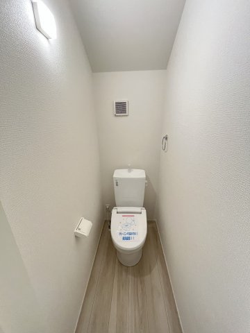 【内装】 | 福岡市南区警弥郷3丁目3期　2号棟（全3棟）【仲介手数料無料・0円】 | 施工例。2階にもトイレです。施工例は完成時と異なる場合があります。