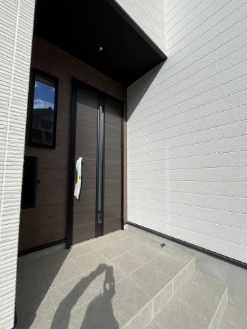 【玄関】 | 福岡市南区警弥郷3丁目3期　3号棟（全3棟）【仲介手数料無料・0円】 | 施工例。施工例は完成時と異なる場合があります。