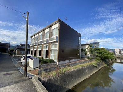 【外観】 | レオパレスアムール田野浦 | 外観は落ち着いています
