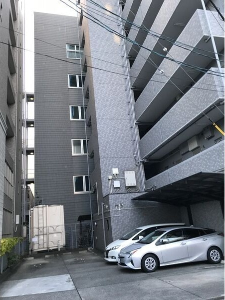 クレスト泉の駐車場