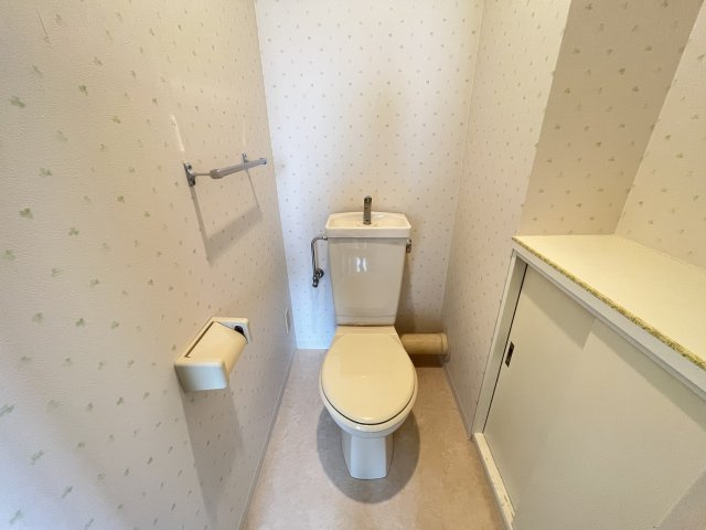 温水洗浄便座付きのトイレです♪