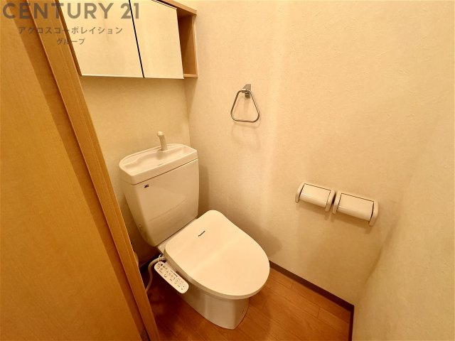 温水洗浄便座付きのトイレです♪