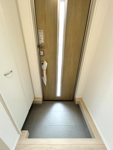 三木市緑が丘町本町第2－2号棟の玄関