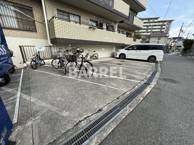 コスモハイツ上野の駐車場