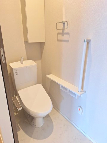 （シニア限定）ベル　フルールのトイレ|手すり付きでつまづき防止/温水洗浄便座付き/緊急通報システム付き