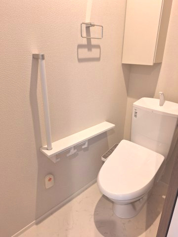 （シニア限定）ベル　フルールのトイレ|手すり付きでつまづき防止/温水洗浄便座付き/緊急通報システム付き