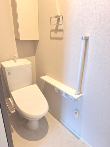（シニア限定）ベル　フルールのトイレ|手すり付きでつまづき防止/温水洗浄便座付き/緊急通報システム付き

