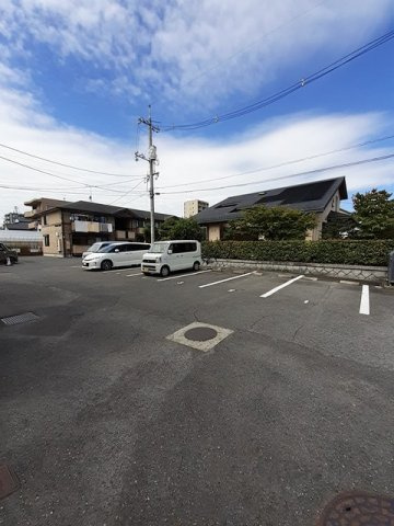 リアルエステート東原Ａの駐車場|駐車場があるので、車を買う予定の方も安心です