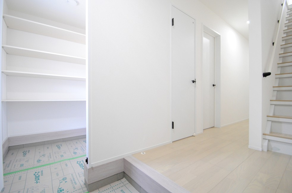 長野市 川中島町四ツ屋　中古戸建の収納|ベビーカーなどがしまえるシューズインクローゼット付きです。