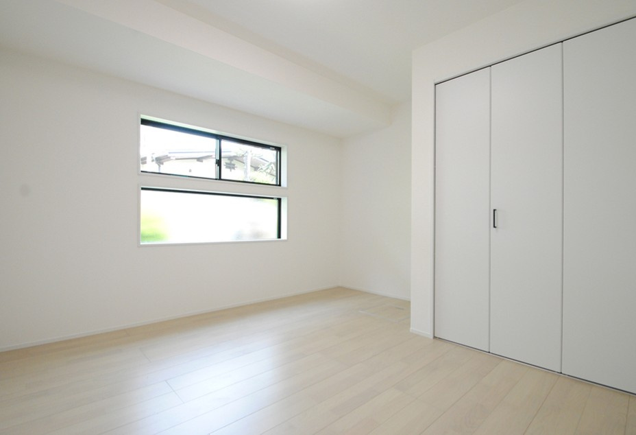 長野市 川中島町四ツ屋　中古戸建の洋室|居室は全て収納付きでスペースもスッキリ片付きます。