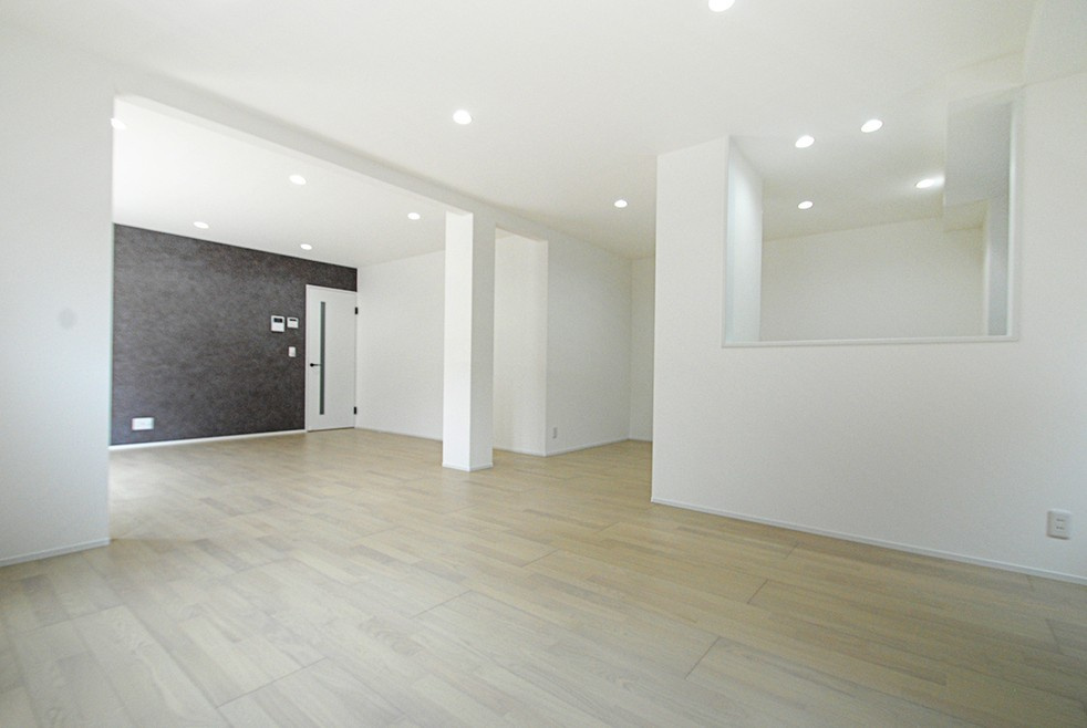 長野市 川中島町四ツ屋　中古戸建の居間・リビング|床面やクロスは新規に張り替え済です。
