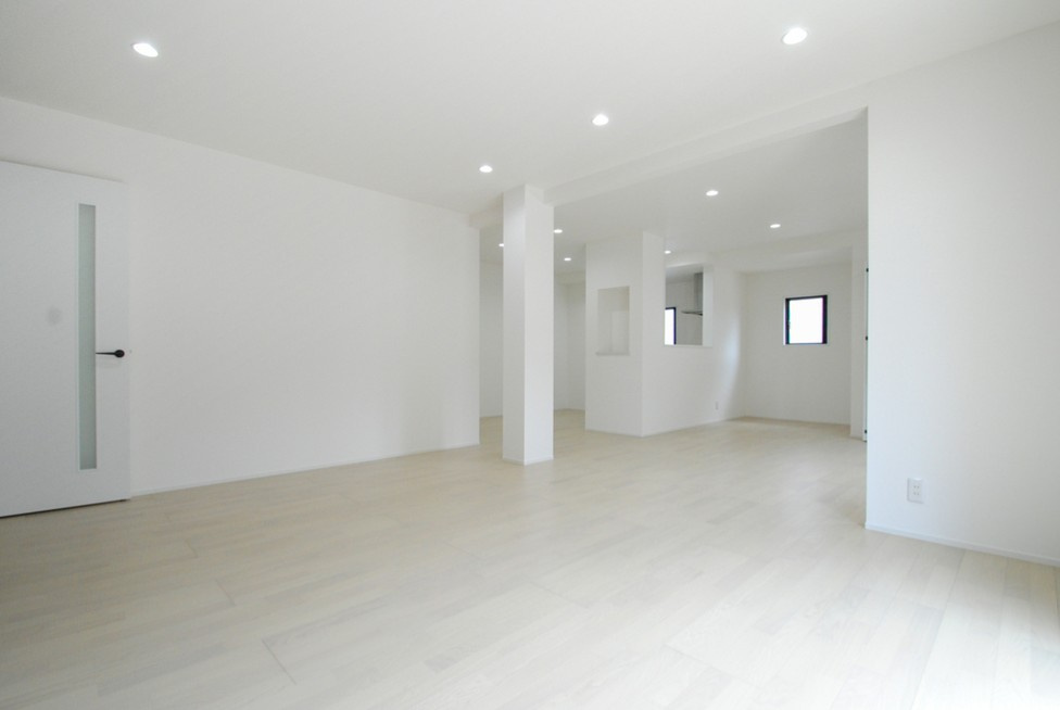長野市 川中島町四ツ屋　中古戸建の居間・リビング|LDKは約26帖以上と開放的な広さがあります。
