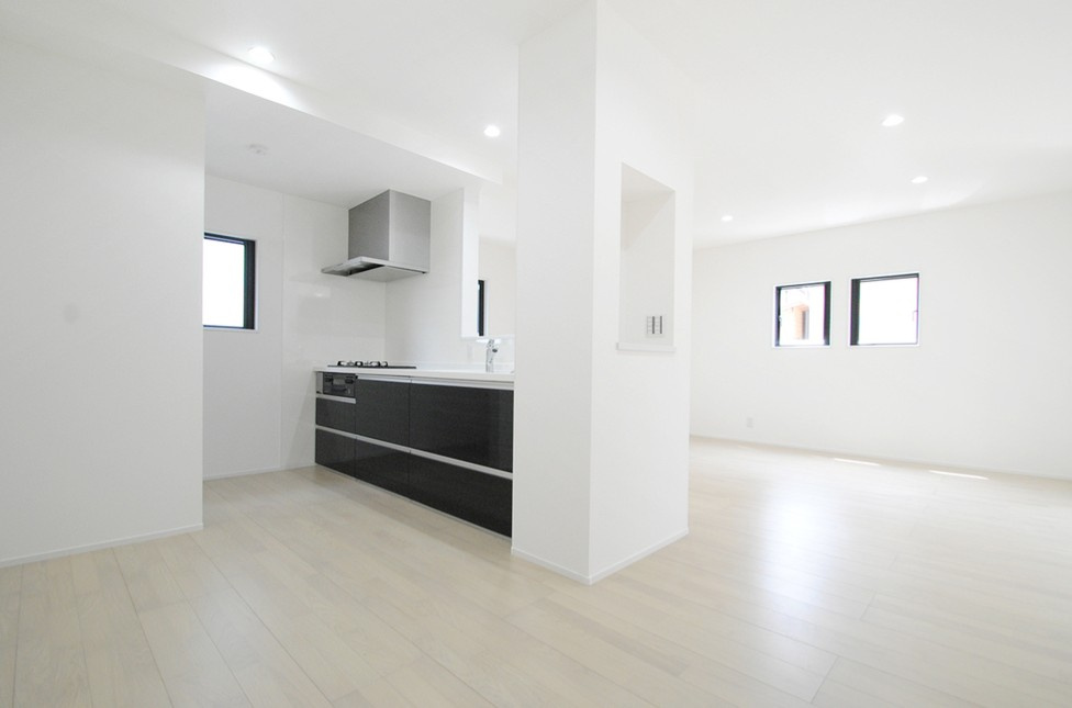 長野市 川中島町四ツ屋　中古戸建の居間・リビング|キッチンは会話が弾む対面式のシステムキッチンです。