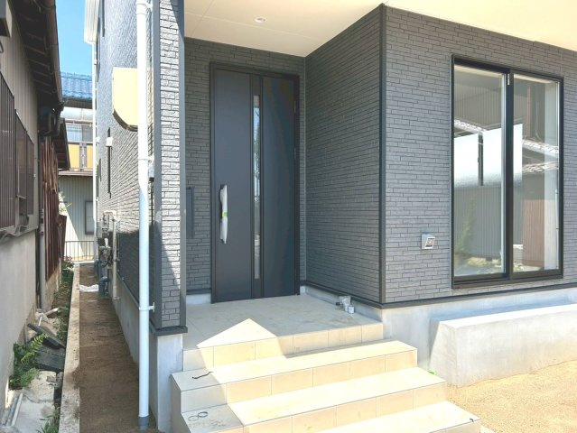 クワイエ　一宮市萩原町中島第1　全１区画分譲の玄関|玄関ドアの取手ハンドル部分にセンサーがついて、カードタイプ・シールタイプのキーで施錠が可能で便利です。
お買い物の荷物で手が塞がっていても、楽々開錠できます。毎日の外出前の時間も短縮されて快適です！