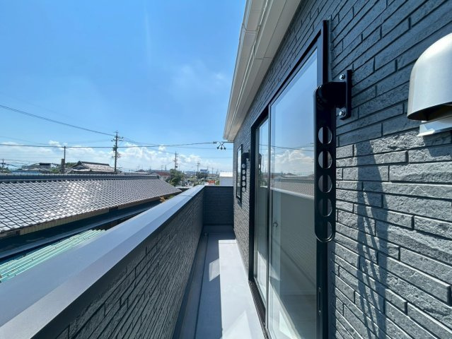 クワイエ　一宮市萩原町中島第1　全１区画分譲のバルコニー|バルコニーは南向きで洗濯物もよく乾きます！強度と表面積硬度を持つFPRで防水しています。