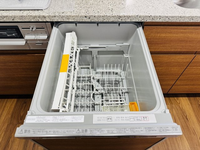 プレミスト高尾サクラシティエアリーコートのキッチン|～食洗機付き　食事後の食器洗いはお任せ、家族でゆっくりとくつろげます～