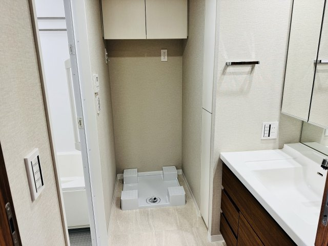 プレミスト高尾サクラシティエアリーコートの脱衣所|～洗濯機上には便利な収納付き～