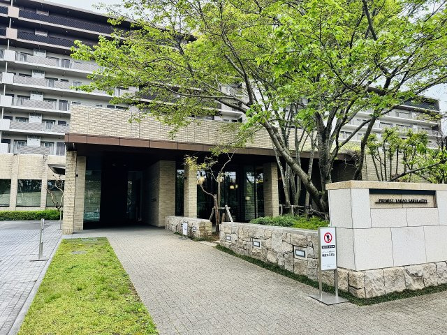 プレミスト高尾サクラシティエアリーコートのエントランス|～管理形態は全部委託式　キレイにメンテナンスされているマンションです～