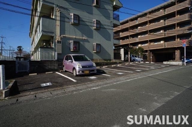 熊本市南区出仲間１丁目の賃貸マンションの駐車場